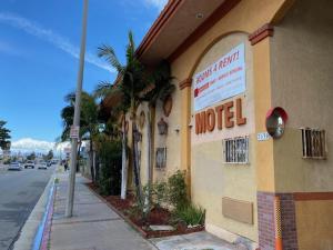 Vip Inn Motel في Cudahy: علامة الفندق على جانب المبنى