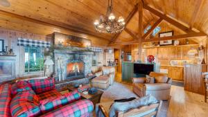 Una sala de estar con un sofá y una chimenea. en Homewood Lakefront by AvantStay Private Beach Lake Access Views, en Homewood