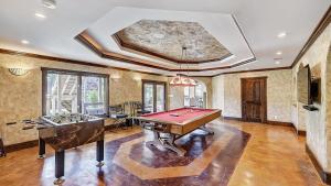 Μια τηλεόραση ή/και κέντρο ψυχαγωγίας στο Island Point by AvantStay Sleeps 18 Dock