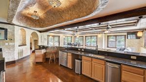 Η κουζίνα ή μικρή κουζίνα στο Island Point by AvantStay Sleeps 18 Dock