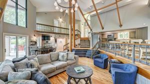 Khu vực ghế ngồi tại Lakefront w Private Dock Hot Tub Pontoon Rental Butler Bliss by AvantStay