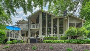 Vườn quanh Lakefront w Private Dock Hot Tub Pontoon Rental Butler Bliss by AvantStay