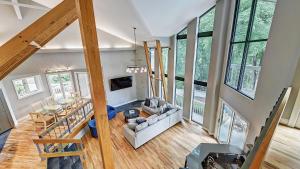 TV/trung tâm giải trí tại Lakefront w Private Dock Hot Tub Pontoon Rental Butler Bliss by AvantStay