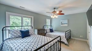 Giường trong phòng chung tại Lakefront w Private Dock Hot Tub Pontoon Rental Butler Bliss by AvantStay