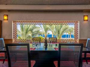 comedor con mesa, sillas y palmeras en Rixos Sharm El Sheikh - Adults Only 18 Plus, en Sharm El Sheikh 115 fotos más