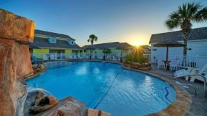 La alberca dentro o cerca de Coastal Vibe by AvantStay Sunset at the Pool and Playscape