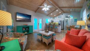 Un lugar para sentarse en Coastal Vibe by AvantStay Sunset at the Pool and Playscape