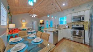 Una cocina o cocineta en Coastal Vibe by AvantStay Sunset at the Pool and Playscape