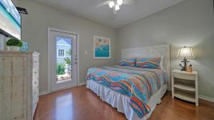 Una cama o camas en una habitación de Coastal Vibe by AvantStay Sunset at the Pool and Playscape 56 fotos más