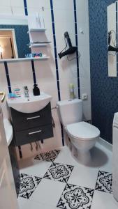 ein Badezimmer mit Toilette und Waschbecken in der Unterkunft WloterStyl 1 in Warschau