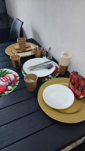 ein Tisch mit weißen Tellern und Tassen darauf in der Unterkunft WloterStyl 1 in Warschau
