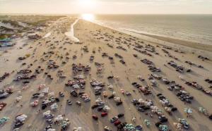 eine Gruppe von Autos, die am Strand geparkt sind in der Unterkunft Salinas Resort Premium in Salinópolis