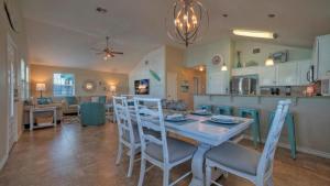 Кухня или мини-кухня в Boards N Bikinis by AvantStay Private Pool
