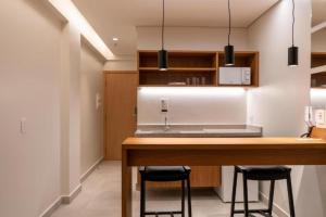 eine Küche mit einer Theke und 2 Hockern in der Unterkunft Salinas Resort Premium in Salinópolis + 6 Fotos