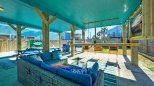 Телевизор и/или развлекательный центр в Boards N Bikinis by AvantStay Private Pool