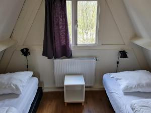 duas camas de solteiro em um quarto com janela em Peaceful Ardennes Getaway for 4 Guests em Septon