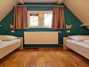 Postel nebo postele na pokoji v ubytování Comfortable Fenced Chalet in Durbuy