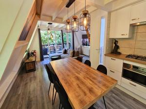 Kuchyň nebo kuchyňský kout v ubytování Comfortable Fenced Chalet in Durbuy