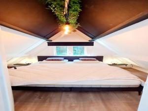 um quarto com uma cama grande em uma barraca em Tranquil Countryside Stay in Durbuy em Septon