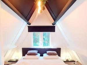 um quarto com 2 camas num sótão em Tranquil Countryside Stay in Durbuy em Septon