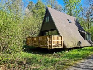 uma casa com varanda e telhado de mansarda em Tranquil Countryside Stay in Durbuy em Septon