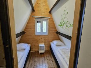 Habitación con 2 camas en una casa de madera en Peaceful Forest Chalet near Durbuy, en Septon