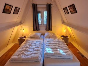 Ένα ή περισσότερα κρεβάτια σε δωμάτιο στο Cozy Ardennes Chalet near Durbuy