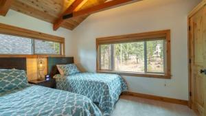 Giường trong phòng chung tại Henderson by AvantStay Lake View Walk to Beach Garwoods More