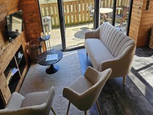 Χώρος καθιστικού στο Elegant Chalet Getaway in Ardennes