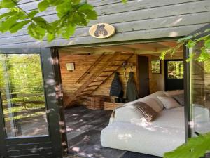 Κήπος έξω από το Elegant Chalet Getaway in Ardennes