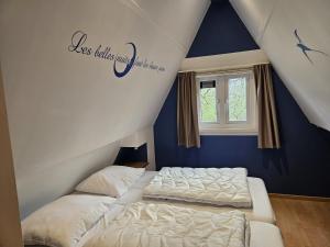 Ένα ή περισσότερα κρεβάτια σε δωμάτιο στο Chalet Hideaway in Durbuy Countryside