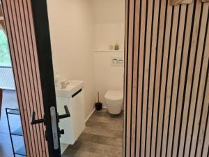 Un baño de Stylish Chalet Haven near Durbuy