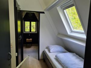 Una cama o camas en una habitación de Stylish Chalet Haven near Durbuy 3 fotos más