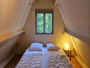 Ένα ή περισσότερα κρεβάτια σε δωμάτιο στο Serene Vacation Chalet in Durbuy