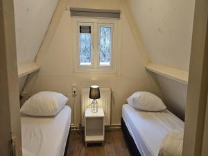 Postel nebo postele na pokoji v ubytování Fenced Country Chalet in Durbuy