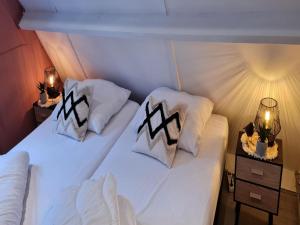 Ένα ή περισσότερα κρεβάτια σε δωμάτιο στο Renovated Ardennes Chalet with Patio