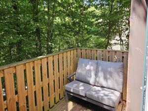 Μπαλκόνι ή βεράντα στο Renovated Ardennes Chalet with Patio