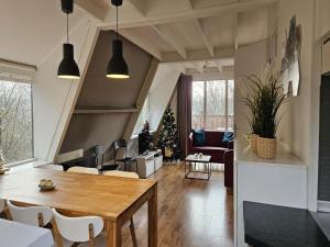 uma sala de estar com uma mesa e cadeiras de madeira em Warm Countryside Haven in Durbuy em Septon