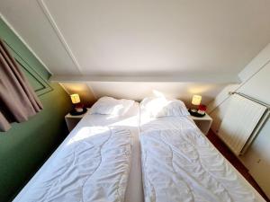 duas camas lado a lado em um quarto em Quiet Family Chalet in Durbuy Hills em Septon