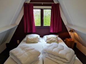 Ένα ή περισσότερα κρεβάτια σε δωμάτιο στο Contemporary Ardennes Chalet in Durbuy