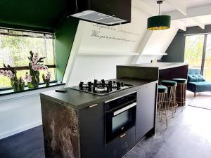 Η κουζίνα ή μικρή κουζίνα στο Contemporary Ardennes Chalet in Durbuy