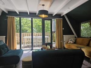 Χώρος καθιστικού στο Contemporary Ardennes Chalet in Durbuy