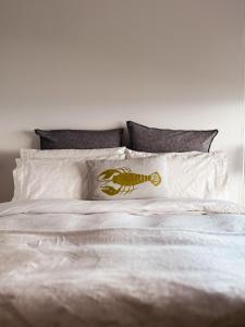 Кровать или кровати в номере White Sands Beach House