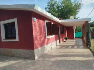 Το κτήριο όπου στεγάζεται  η παραθεριστική κατοικία +5 φωτογραφίες