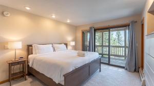 Postel nebo postele na pokoji v ubytování Crystal View by AvantStay Al Fresco Dining w View of Lake Tahoe Crystal Bay