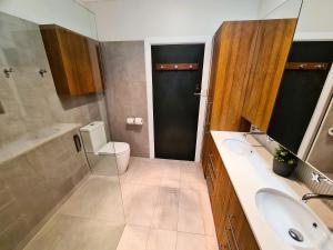 een badkamer met een wastafel, een toilet en een douche bij Jarrah Cottage in Waroona +16 foto's