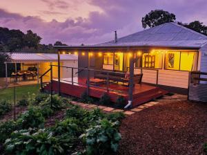 een huis met een terras met verlichting bij Jarrah Cottage in Waroona
