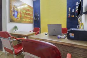 Una sala de espera con una computadora portátil sobre una mesa. en OYO 76333 Newgen Grand, en Hyderabad 48 fotos más