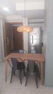 een eettafel met 2 stoelen en een lamp bij Max Suites block A, apartment 002 in Praia dos Carneiros +6 foto's