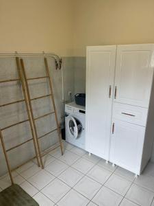 a laundry room with a washer and a washing machine at Villa Jakéna à Sainte-Rose in Sainte-Rose